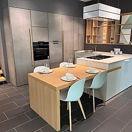 Hochwertige Ausstellungsküche mit integriertem Tisch