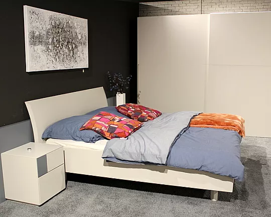 Schlafzimmer 0500 Weiß Matt mit Kleiderschrank, Bett, Nachttische - Abverkauf 0500 Komplett