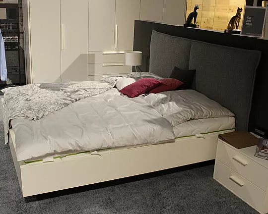 Modernes Schlafzimmer Set Grau Weiß mit Polsterkopfteil, Kleiderschrank und 2 Nachttischen - Cilento
