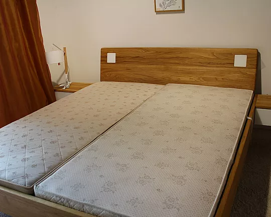Schlafzimmer Massivholz komplett Set mit Bett, Kleiderschrank, 2 Nachttische in Wildeiche massiv - New Jersey
