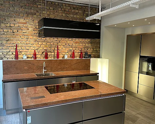 Hochwertige Küche in tollem Gastronomie Stil mit TOP Geräten - Nobilia Inox Lacklaminat, Stahl gebürstet