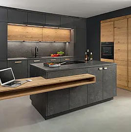 Moderne Küche mit Insel und Thekentisch