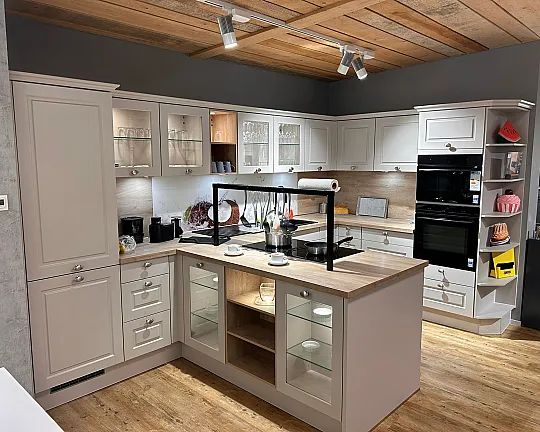 Landhausküche lackiert mit Halbinsel - Mara Sandbeige