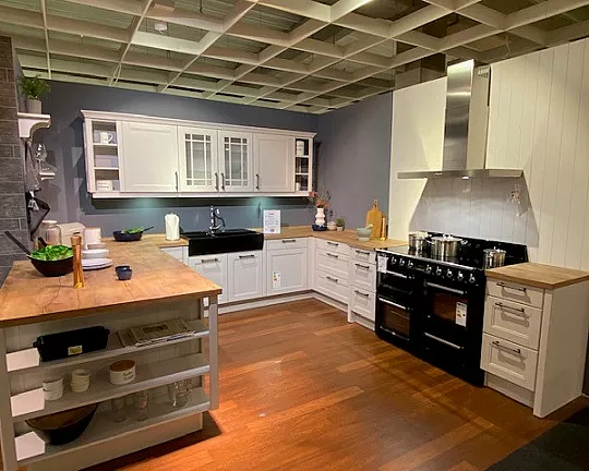 große Landhausküche mit Smeg Geräten im Retro-Style - echtholz, seidengrau, metall schwarz