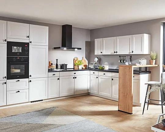Landhausstil L-Küche mit Fronten in Weiß matt - Nordic