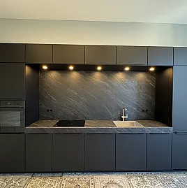 Moderne Küche mit Keramikarbeitsplatte