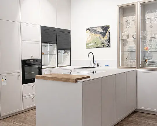 Musterküche Nolte Sahara softmatt mit Keramikarbeitsplatte und Kochfeldabzug - Nolte Musterküche in Sahara softmatt