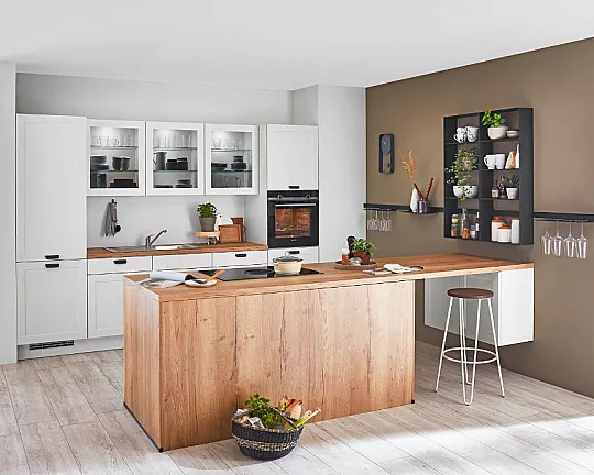 Elegante Landhausküche mit angebauter Kochinsel mit Siemens Elektrogeräten und Bora Kochfeldabzugssystem - Chester