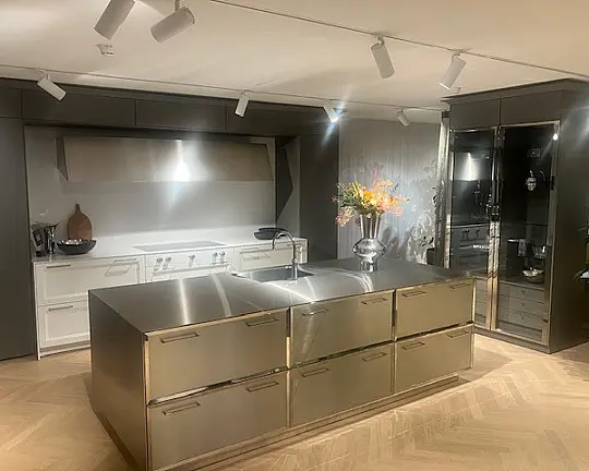 SieMatic Classic SE22BAL/88LS lotusweiss gl./steingrau matt/Insel nickel - SE22BAL/SE88LS