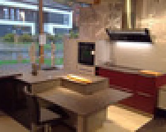 Traumküche in Qualität, Material, Verarbeitung bestückt mit Markengeräten sucht Küchenliebhaber pflegeleichte Fronten mit Griffleisten Arbeitssplatten Granit mit flächenbündigem Spülbecken und Induktionskochfeld  Kücheninsel mit Tischplatte und Tresen - Perfect Brilliant Perlgrau Hochglanzlack und Porto Brombeer Mattlack