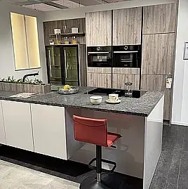 Zeitlose Küche in Satin Hochglanz / Dekor Sommereiche Silbergrau und Naturstein steel Grey satiniert