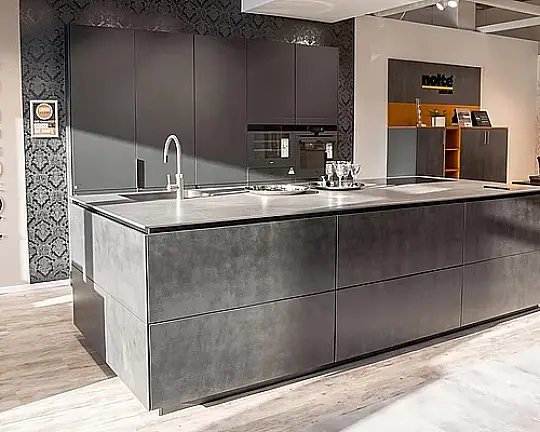 Stilvolle Warendorf-Küche mit hochwertigem Gerätepaket - Effektlack Steel Carbon Seidenglanz / Volcano Black softmatt