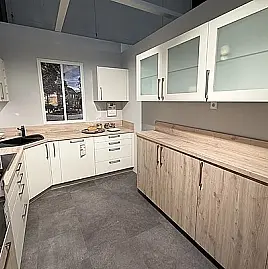 Stilvolle helle Küche mit Holzelementen