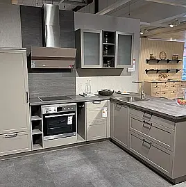 Moderne Landhausküche mit Theke