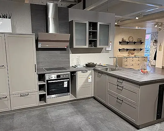 Moderne Landhausküche mit Theke - Sophie Greige seidenmatt