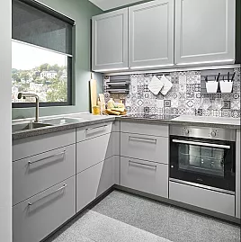 Exklusive Messeküche - U-Küche auf kleinem Raum perfekt ausgenutzt - Lacklaminat Steingrau - XL