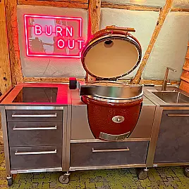 Outdoor-Küche mit Keramikgrill, Spüle und Kochfeld