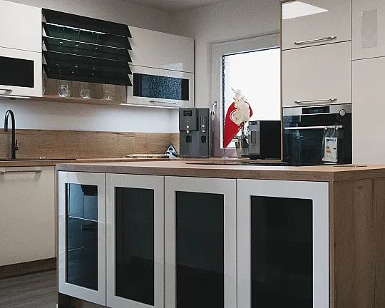 Moderne Magnolia Hochglanzküche mit Holz-Arbeitsplatte - Magnolia Hochglanz / Eiche Sierra Arbeitsplatte