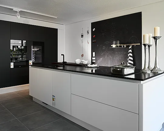 Inselküche mit mattierten Glasfronten und Granitplatte - Lingen 01