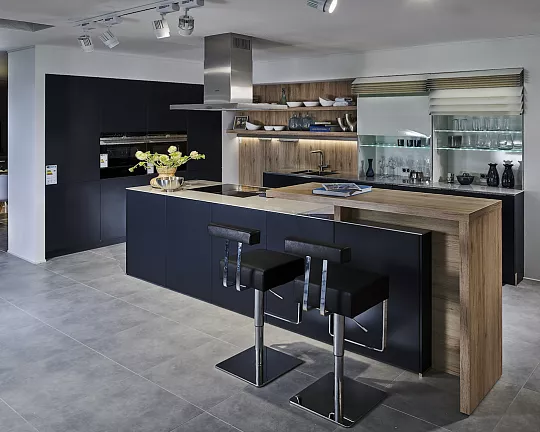 VHB Traumhafte samtblaue Küche mit Steinplatte und Glas-Climberschränken - Samtblau AV 6000 Mattlack