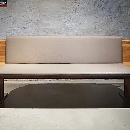 Stilvolle Sitzbank aus Leder und Holz