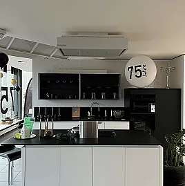 Moderne Wohnküche mit Kücheninsel