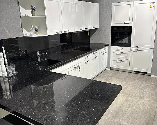 Moderne Landhausküche mit Naturstein Arbeitsplatte - Pronorm Landhausküche Weiß Matt