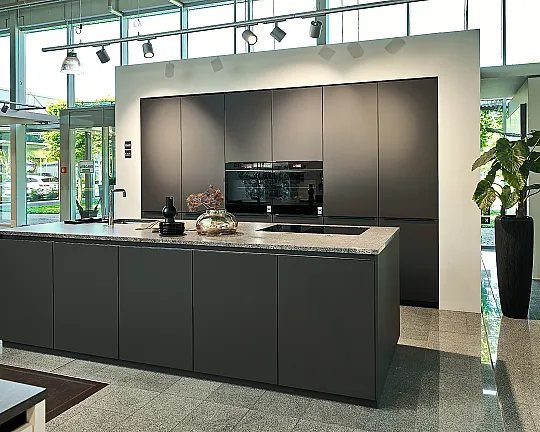 Koje 111 KL: Schwarze grifflose Küche mit Kücheninsel und Granit Arbeitsplatte - Fino UV-Lack Lavaschwarz matt