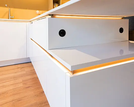 Moderne Küche mit Insel, AEG und Berbel Geräten mit Keramik Arbeitsplatten - Weiß Hochglanz, Karamel Softmatt