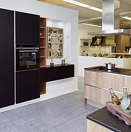 Moderne Küche mit Kombination aus Holzoptik und Lacklaminat Fronten