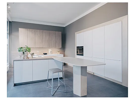 Weiße Küche mit Holz-Akzenten und Insel mit Tisch - Nobilia/Xeno Lacklaminat Alpinweiß und Riva Eiche Bergamo