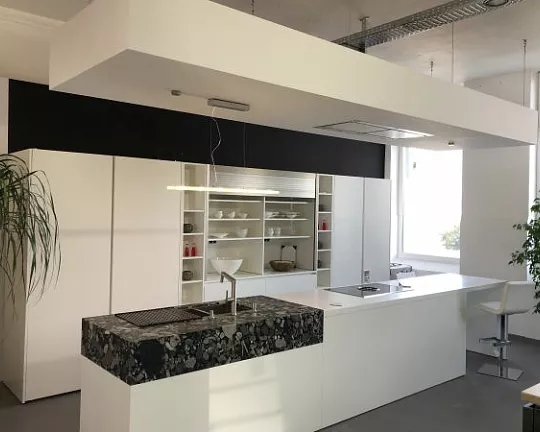 Zeitlos Moderne Grifflos Küchenzeile und Insel mit Granitblock - Unitec Solid KD 1026 weiß