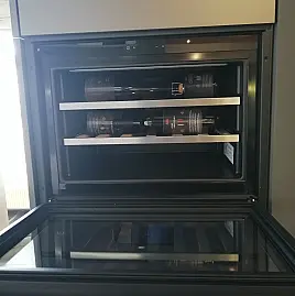 Griffloser Weinkühlschrank im perfekten Design