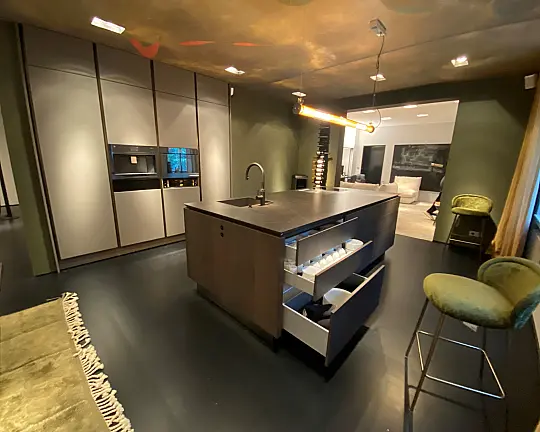 Ausstellungsküche SLX / Echtholfurnier & Lack - SLX Furnier Eiche Grafit & Lack steingrau samtmatt