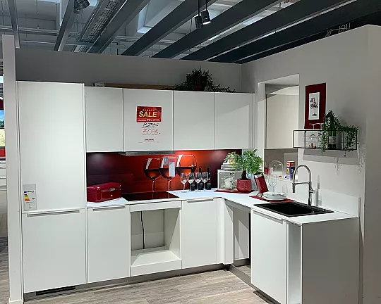 Moderne Winkelküche in Alpinweiß inklusive vorhandener E-Geräte - Lars, F427