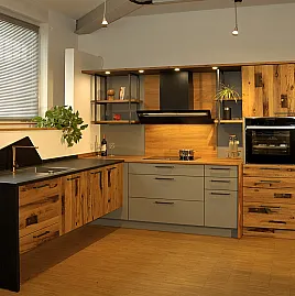 Altholzküche  kombiniert mit zartem Linoleum