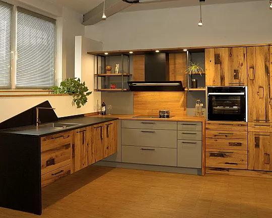 Altholzküche  kombiniert mit zartem Linoleum - Perfect Harmony