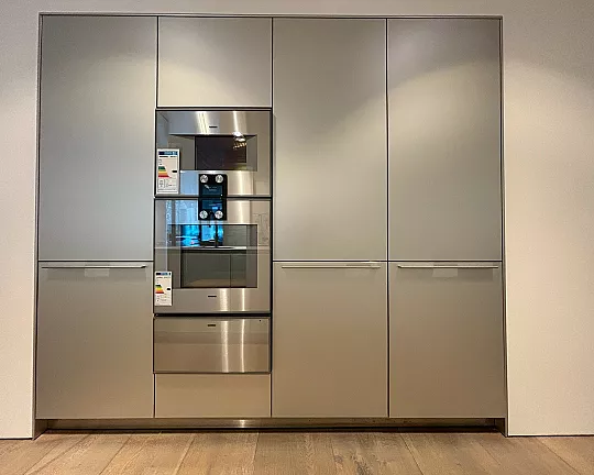Hochschrankzeile mit exklusiven Küchengeräten - b3 Küchenzeile Aluminium natur