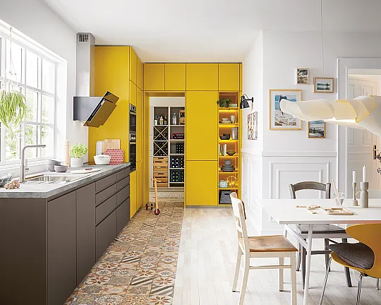 L-Küche mit Fronten in Farbkombination und ein Hauswirtschaftsraum - Alea Matt / Biella