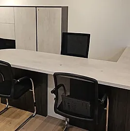 Schreibtisch mit Beratungsplatz und Möbel | K149