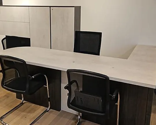 Schreibtisch mit Beratungsplatz und Möbel | K149 - Büro
