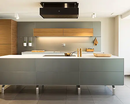 bulthaup A2AX 22 Aluminium & NUHH NUSSBaum Furnier & DFK4 Laminat platin · b3 Perfekte Funktion