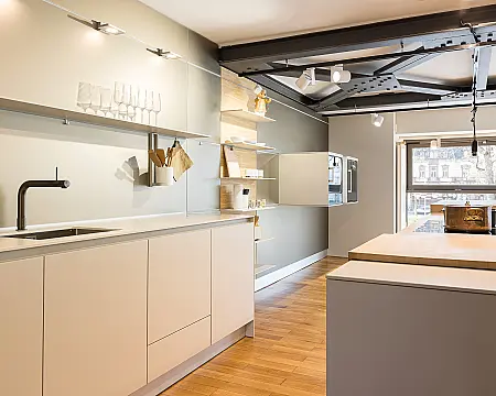 bulthaup DFK4 Laminat Kiesel + A3AX 41 Aluminium sandbeige · b3 klares Design
