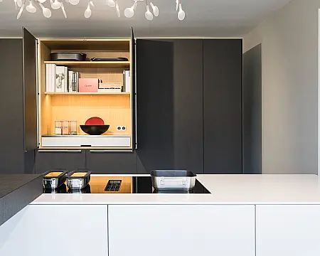 bulthaup HL1X Brilliantlack & EIVS Eiche structur 84 schwarzgrau · b3 Klares Design