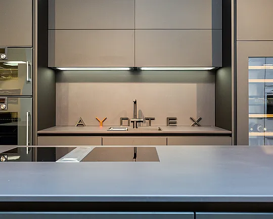 Moderner griffloser Küchenblock mit Kücheninsel in schwarz matt und Dekton Küchenarbeitsplatte - ARCOS BLACK SOFT