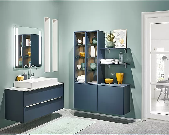 Exklusives Badezimmer mit Waschtisch - LED-Spiegel - LED-Regalbeleuchtung - Quarzstein - Easytouch