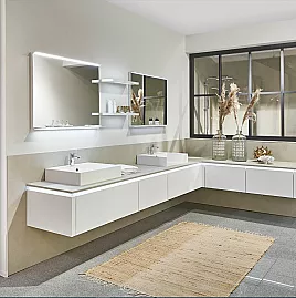 Exklusives Badezimmer mit Doppelwaschtisch - Keramikplatte - Grifflos - LED-Spiegel