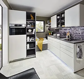 Musterküche: Nobilia Küche + Büro (Wohnwand) + Raumteiler + Bettüberbau - Programm Pura Lack Weiß Grifflos