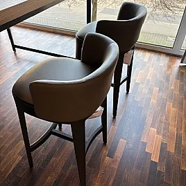 2  Barhocker / Leder / Eiche schwarz / Sitzhöhe 69 cm