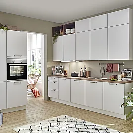 042401 - Zwei Zeilen eine Küche mit dekorativem Regal